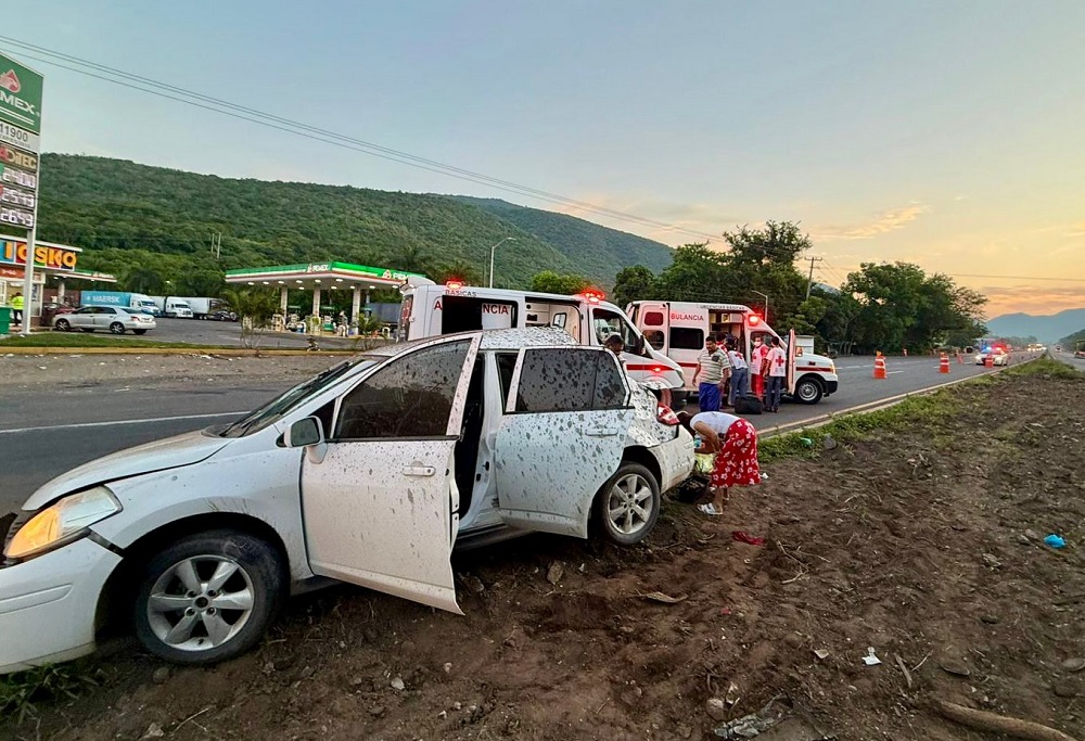 Volcadura en la entrada a Caleras, en la autopista Colima-Mzo deja cinco lesionados