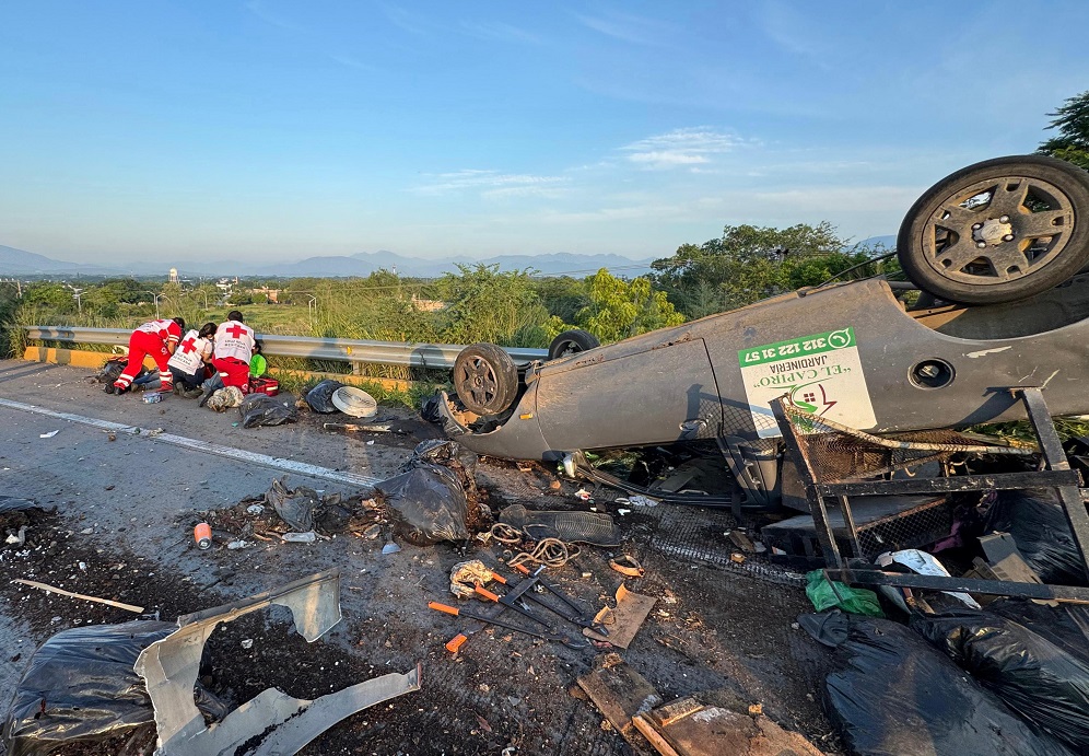 Tráiler impacta camioneta que se vuelca en la autopista Colima-Manzanillo, frente a la Coca-Cola en Colima