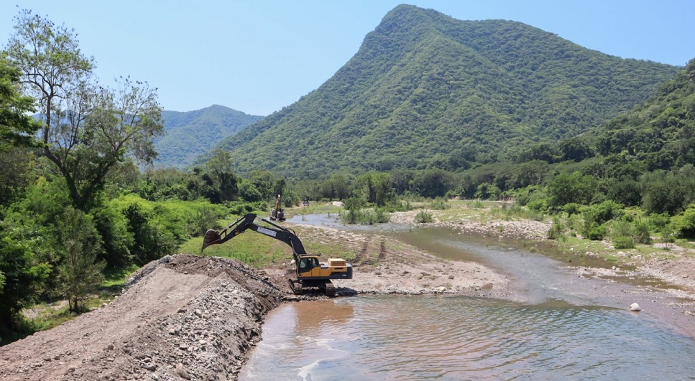 Gobierno del Estado de Colima inició desazolve en río San Palmar, en Villa de Álvarez
