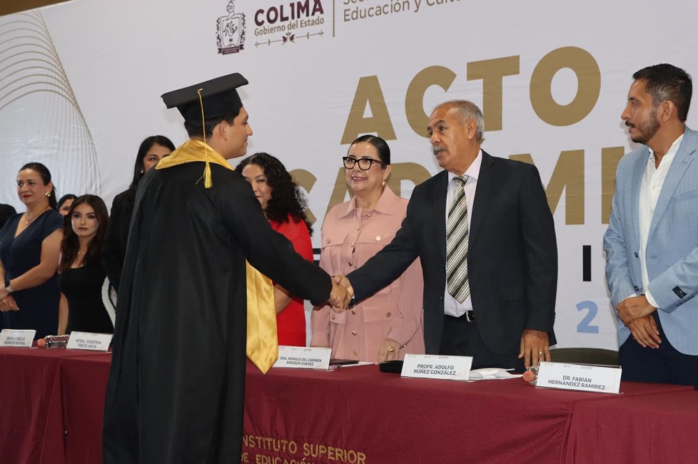 Egresan 201 estudiantes de Educación Superior de Isenco campus Cuauhtémoc, Tecomán y Manzanillo