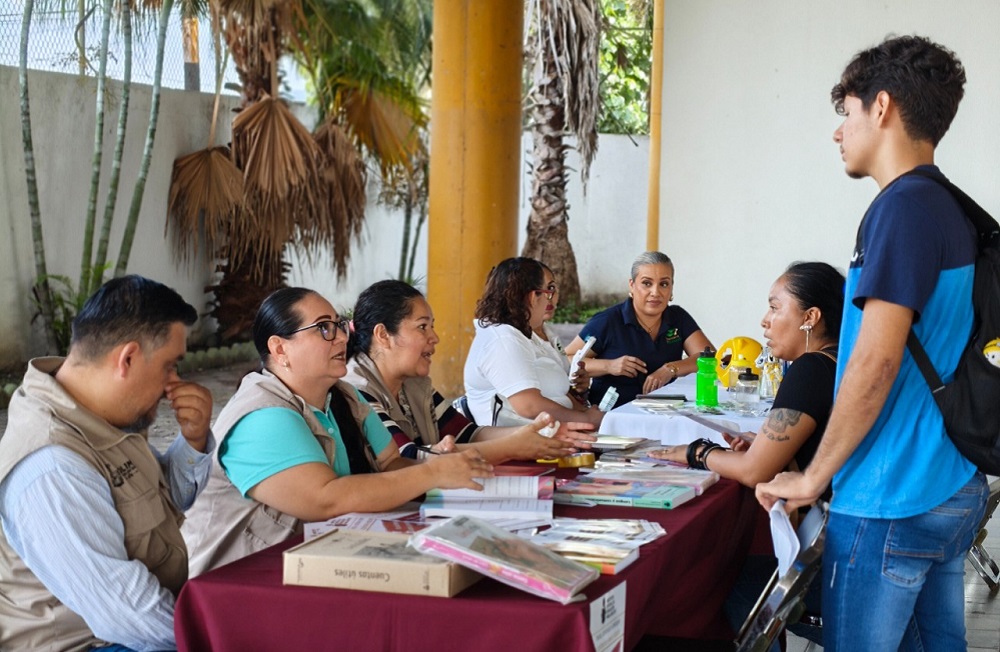 Gobierno de Indira Vizcaíno gestiona más de 350 opciones laborales para jóvenes, en Villa de Álvarez