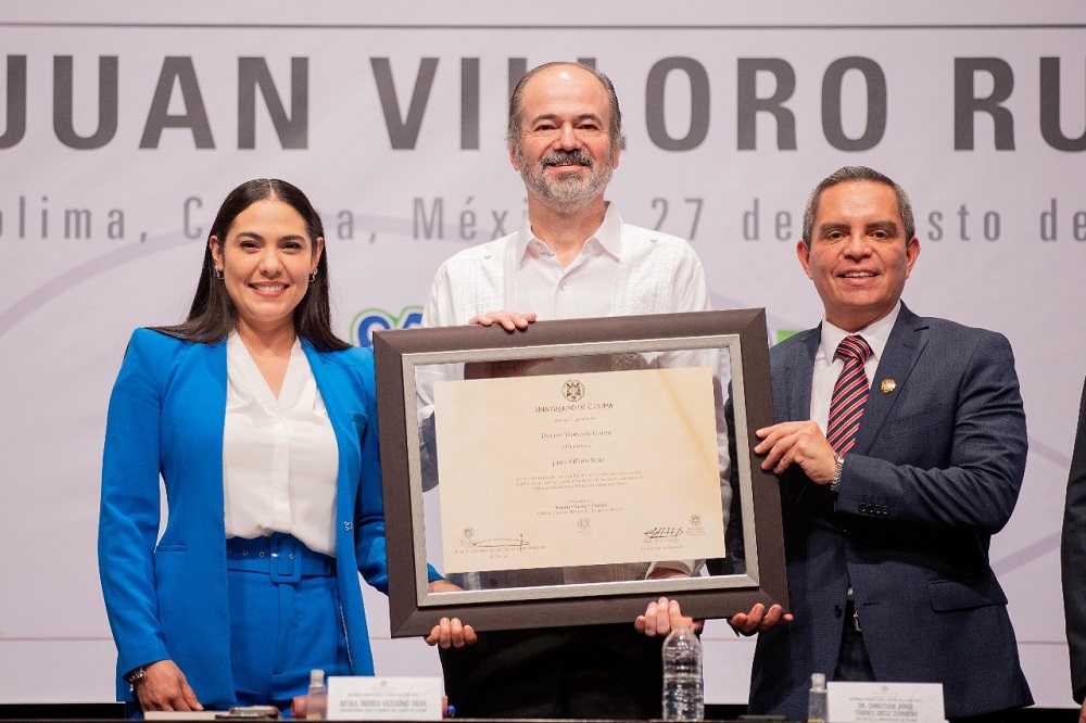 Gobernadora de Colima atestigua entrega de Doctorado Honoris Causa a Juan Villoro en la UdeC