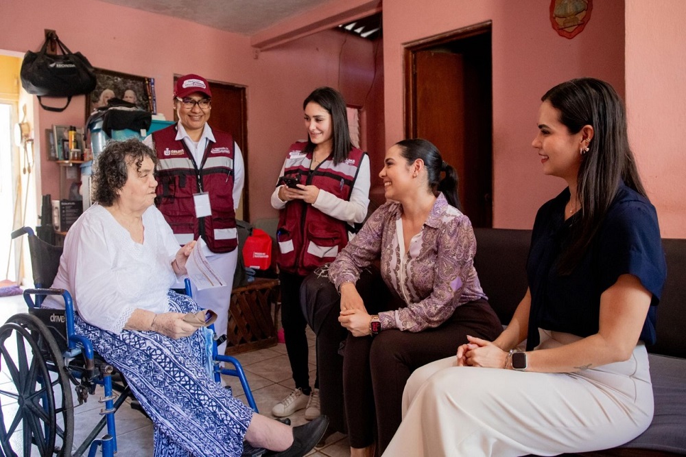 Indira Vizcaíno visita a pacientes de Operación Salud a tu Casa en Manzanillo