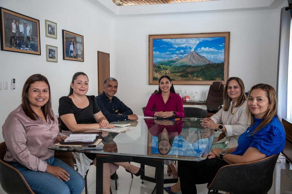 Indira Vizcaíno comparte con directivos de Teletón, esfuerzos realizados para lograr CRIT en Colima