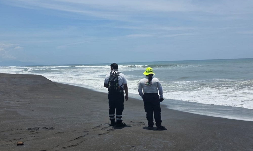 En Playa de Tecuanillo es localizado el cuerpo de la mujer desaparecida en el mar de Michoacán
