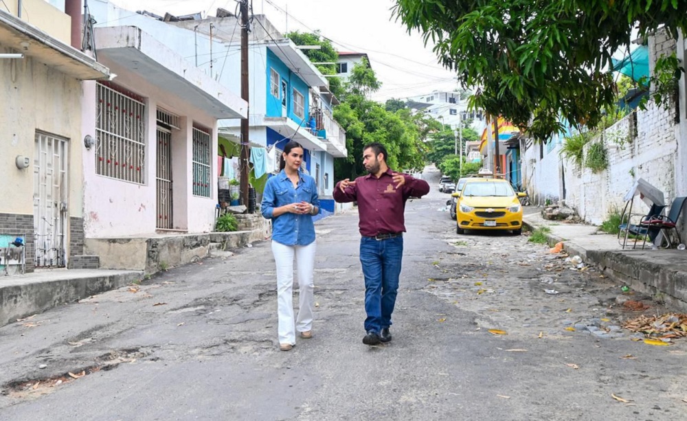 Rosi Bayardo arranca rehabilitación con concreto hidráulico en la calle Arnulfo Flores en Santiago