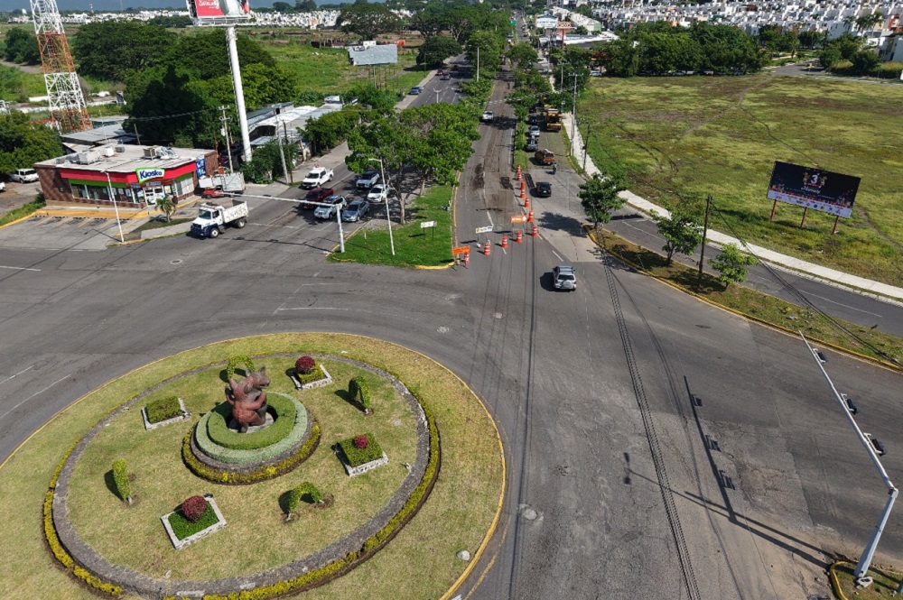 Gobierno del Estado de Colima realiza bacheo de la Glorieta de los Perritos a Comala