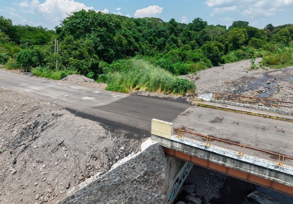 Seidum Colima repara socavón en el libramiento Los Limones a Loma de Juárez