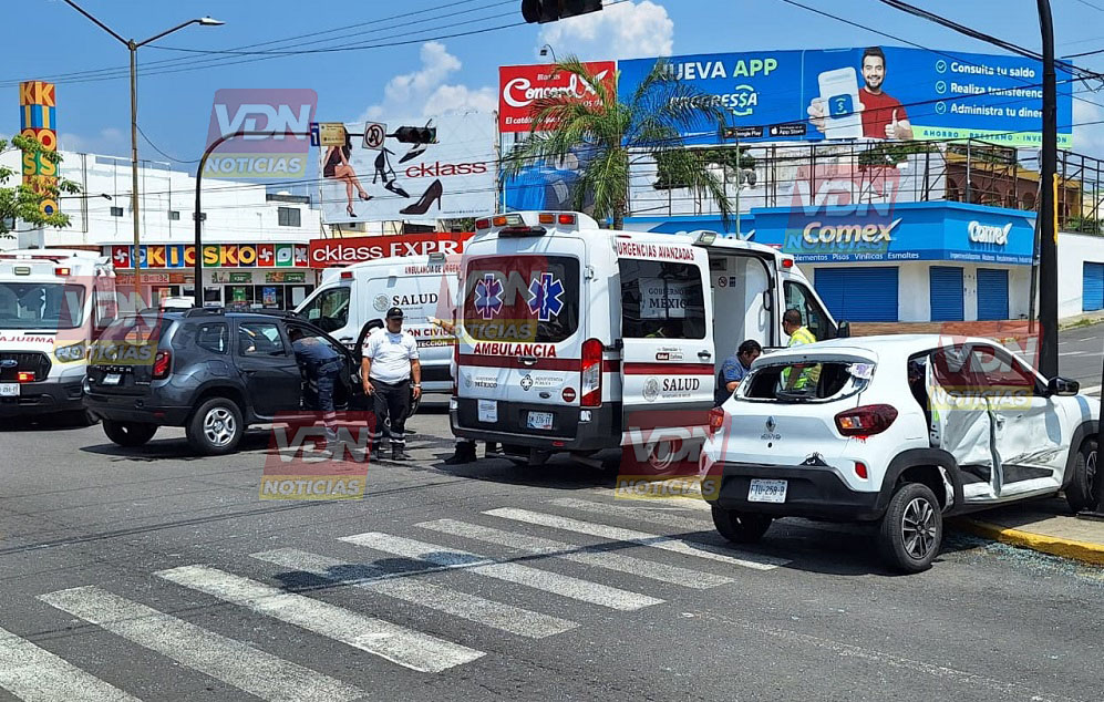 Tras fuerte choque en la avenida De los Maestros, en Colima, vuelca camioneta, hay dos lesionados
