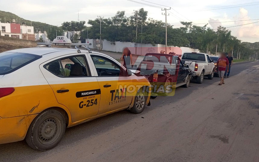 Carambola de cuatro vehículos en la carretera a Camotlán de Miraflores, deja cuantiosos daños materiales
