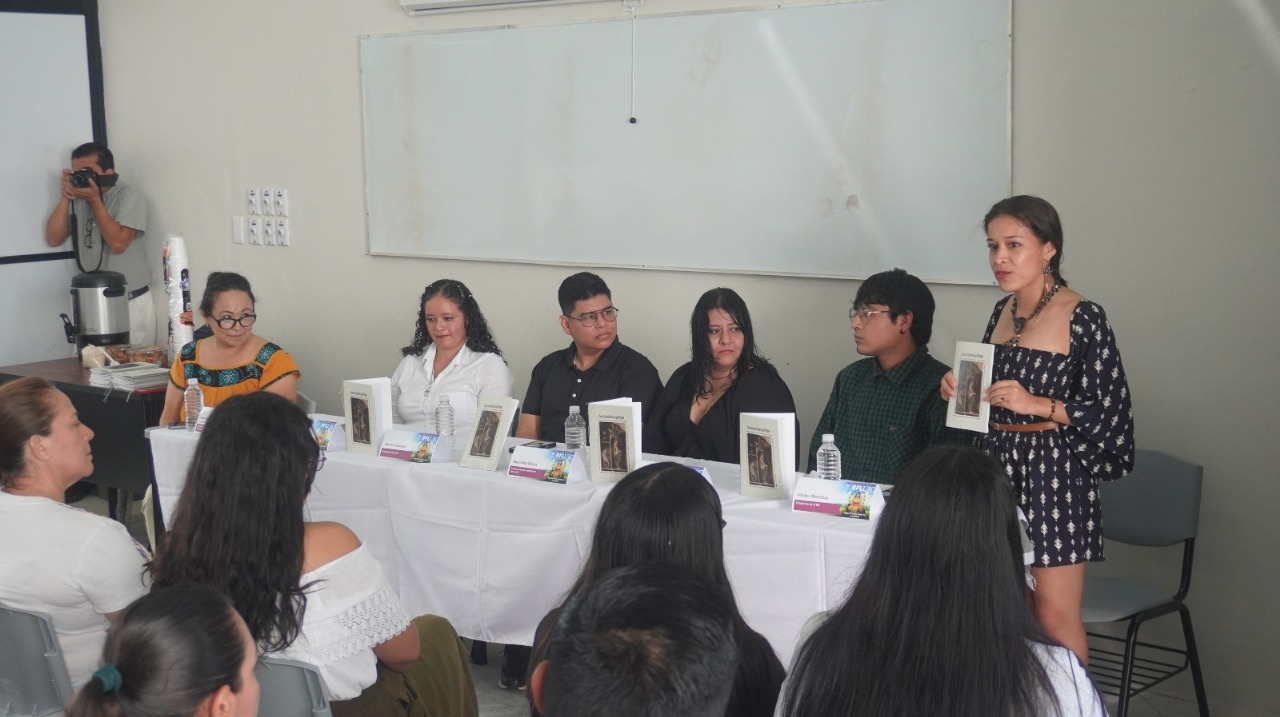 Clausuran 2ª Feria del Libro de la Universidad Intercultural de Colima, en Comala