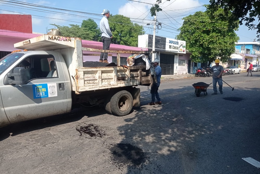 Gobierno de Riult Rivera sigue con los trabajos de bacheo en Colima Capital