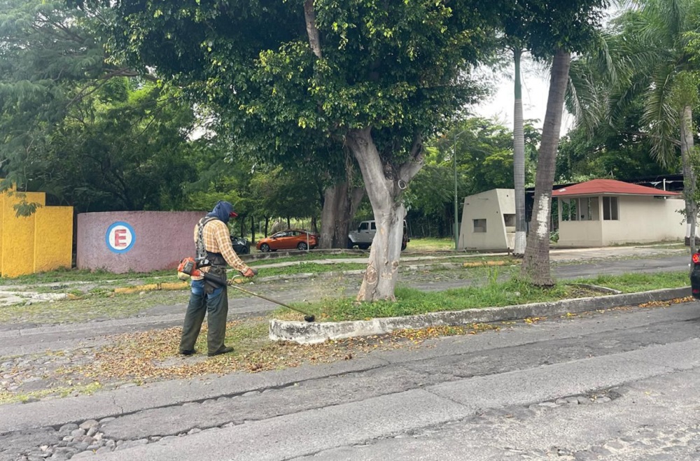 Cuadrillas de Servicios Públicos de Colima continúan con mantenimiento en principales avenidas de Colima