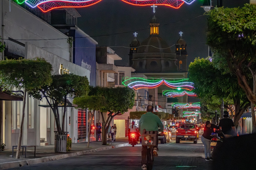 Gobierno de Riult Rivera ilumina la capital de Colima con figuras alusivas al Mes Patrio