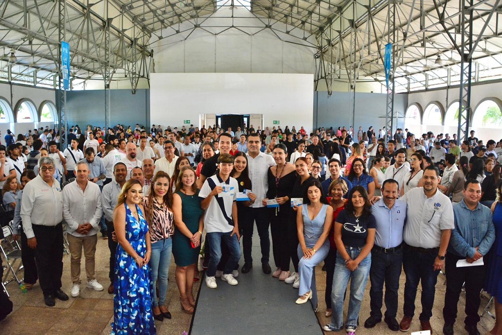 Riult Rivera impulsa la educación del municipio con la entrega de 500 becas de transporte a estudiantes