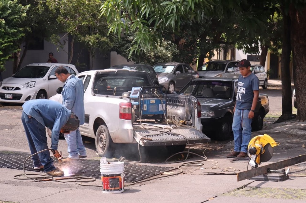 Atención inmediata: Ayuntamiento repara alcantarilla en Colonia Guadalajarita tras reporte ciudadano