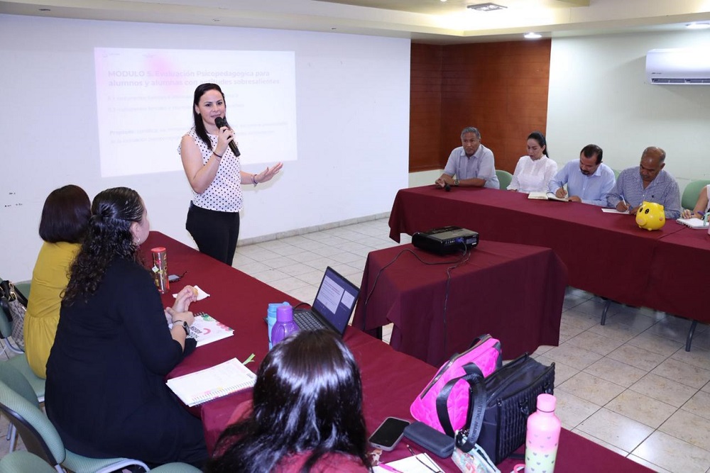 Educación Colima brinda herramientas a docentes para identificar y evaluar a estudiantes con aptitudes sobresalientes