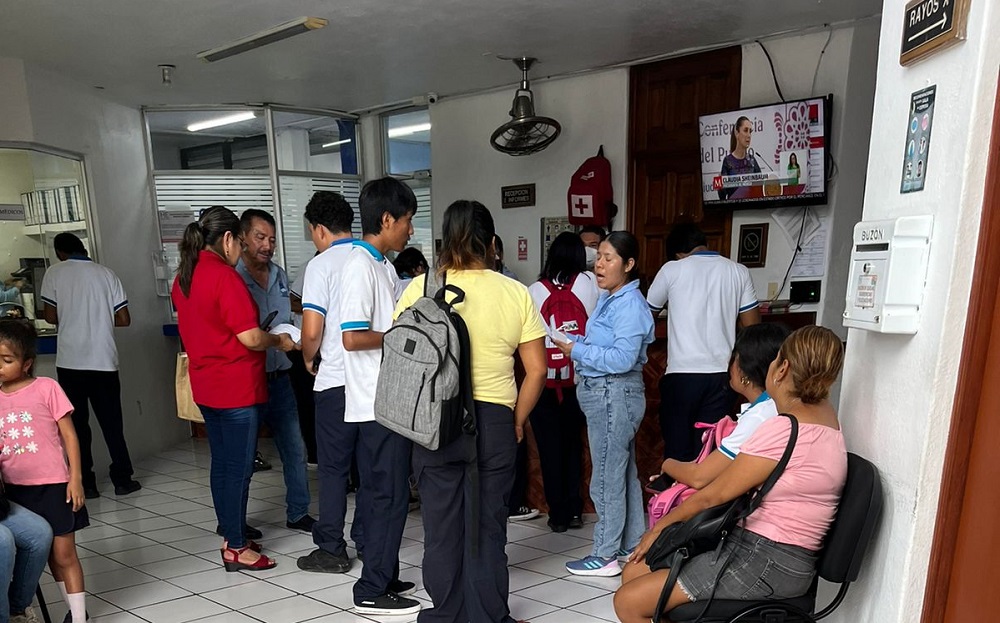Jóvenes estudiantes del CET Mar en Manzanillo, son atendidos en hospitales por ingestión de alimentos con fragmentos de vidrio