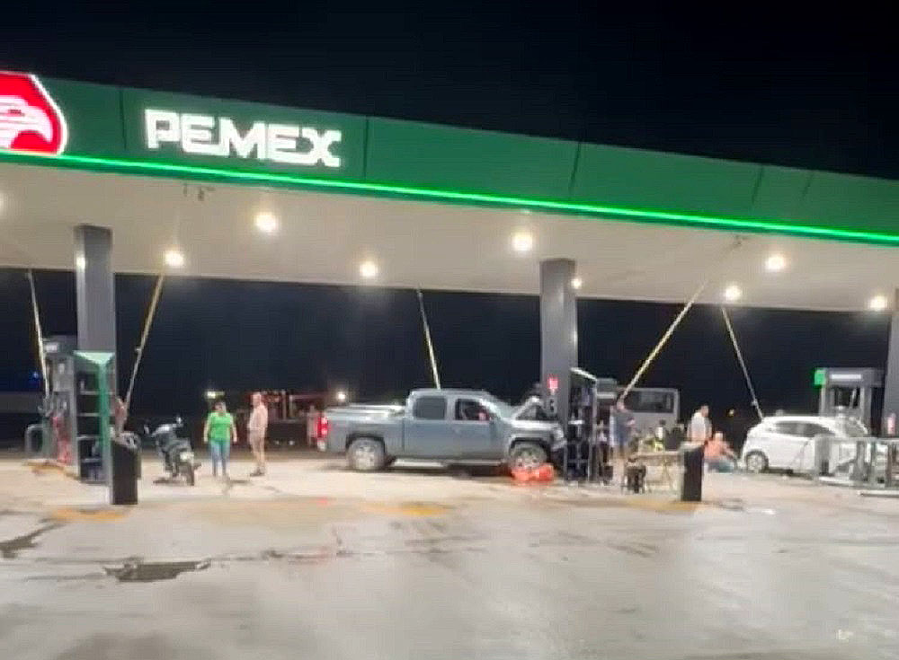 Conductor ebrio impacta bomba de gasolina en Manzanillo, hay dos lesionados