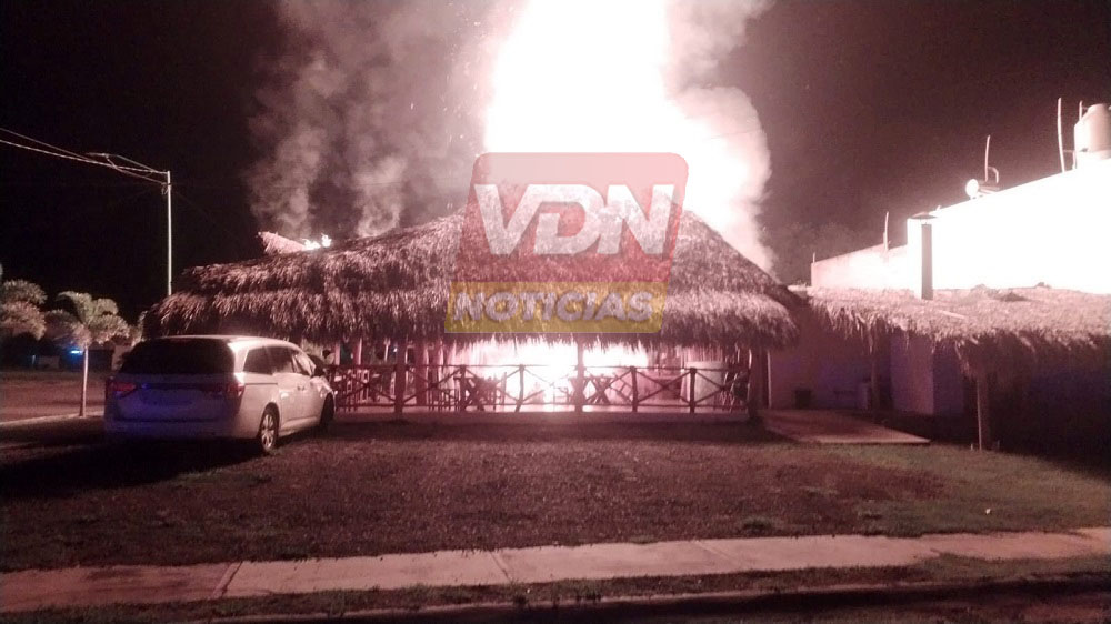 Durante la madrugada, se incendia restaurante de mariscos en VdeA