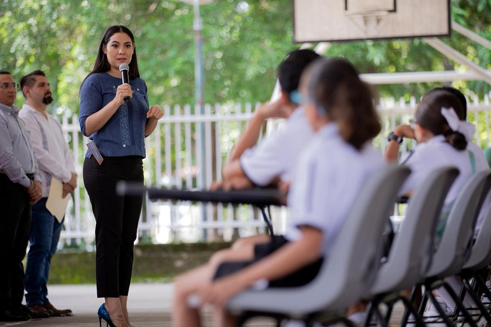 Indira Vizcaíno entrega mobiliario a estudiantes de la secundaria ‘Enrique Corona Morfín’