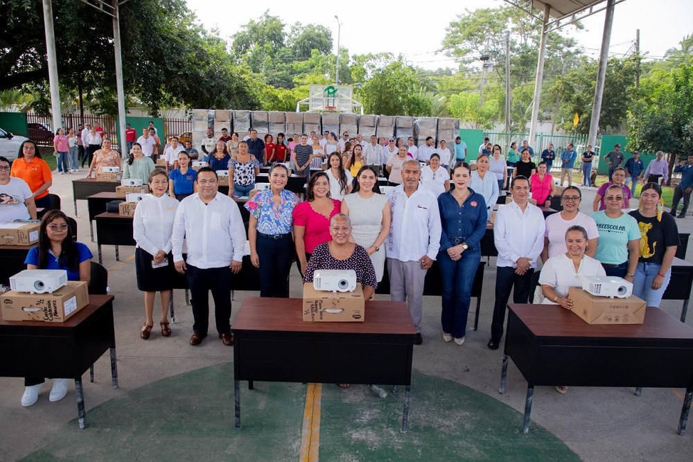 Indira Vizcaíno entregó mobiliario a docentes de 34 planteles en Manzanillo