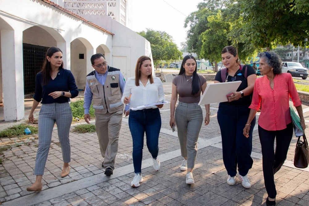Indira Vizcaíno realiza recorrido por Mercado y Muelle de Pescadores en Manzanillo; pronto iniciará la remodelación