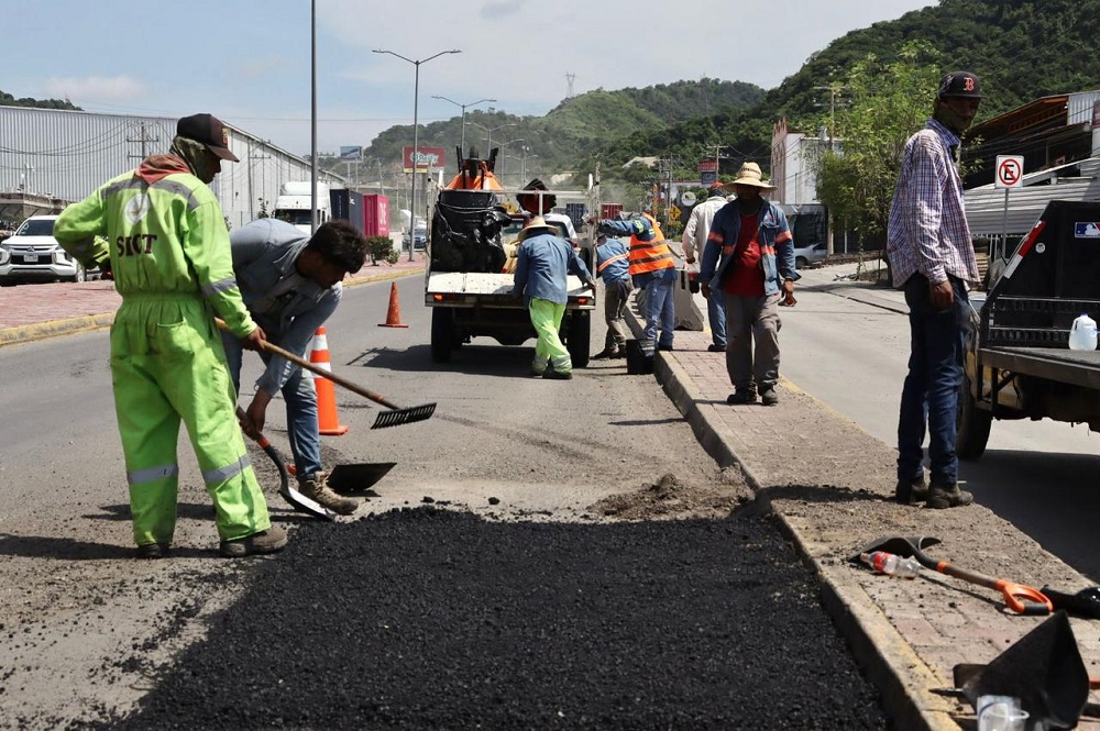 Avanza bacheo y construcción de calles con concreto hidráulico en Manzanillo