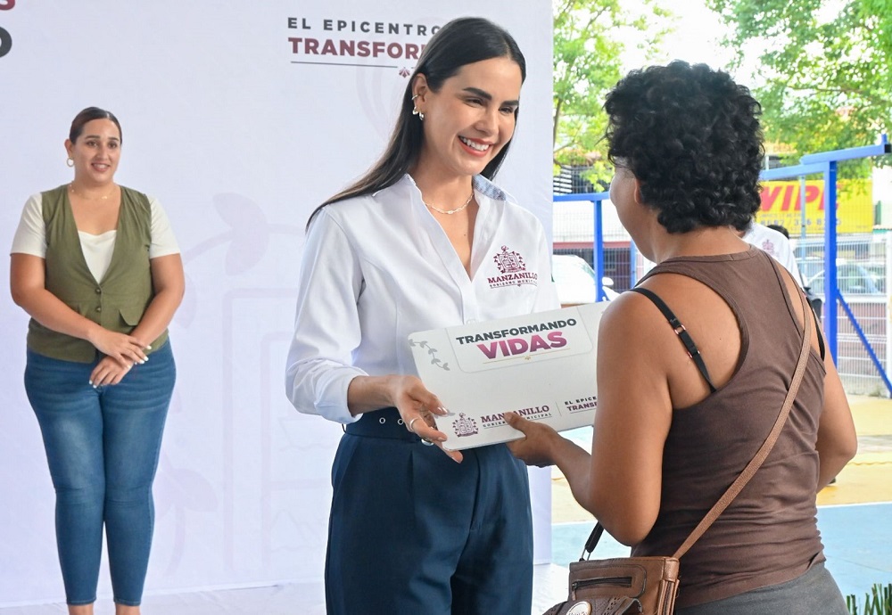 Rosi Bayardo entrega apoyos del programa Transformando Vidas