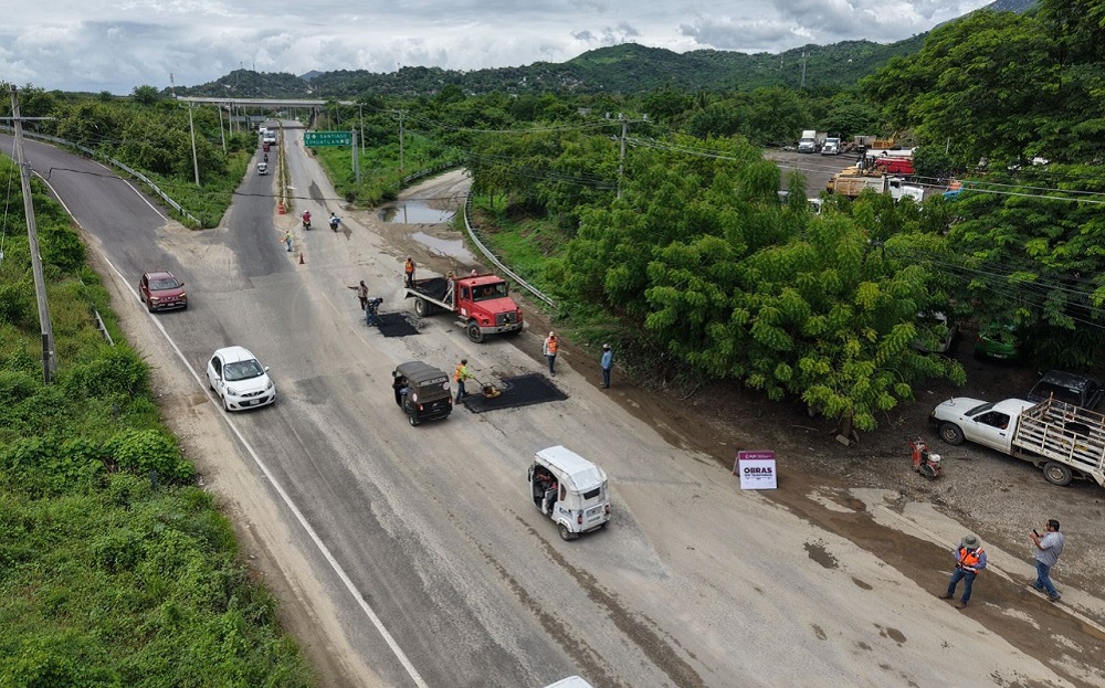 Gobierno del Estado de Colima realiza bacheo en la carretera Santiago-Chandiablo-El Huizcolote