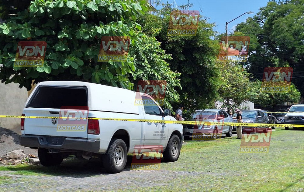 Balean vehículo en la colonia Magisterial, en Colima