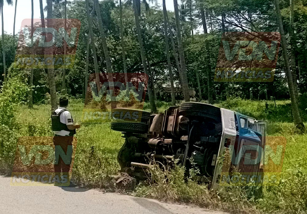 Camión de volteo vuelca en el Libramiento Fernando Moreno en Tecomán