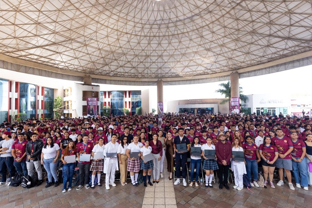 Indira Vizcaíno entregó 1,232 ColiBecas Computadoras a estudiantes del Tec de Colima, UPN, José Martí e Isenco