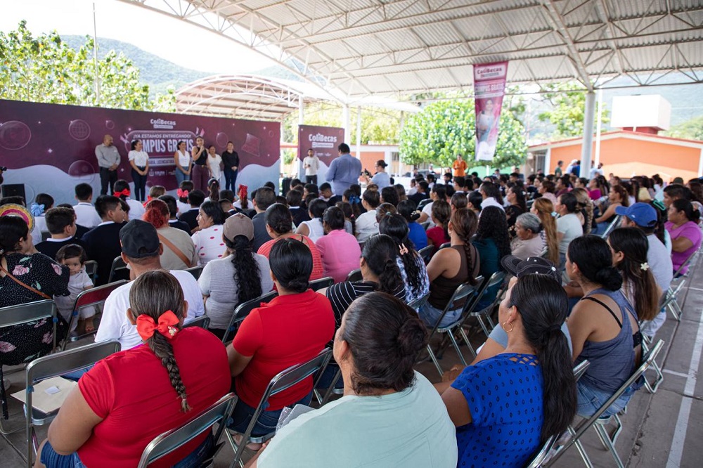 Estudiantes de secundaria de Ixtlahuacán reciben sus ColiBecas Computadoras del Gobierno del Estado de Colima