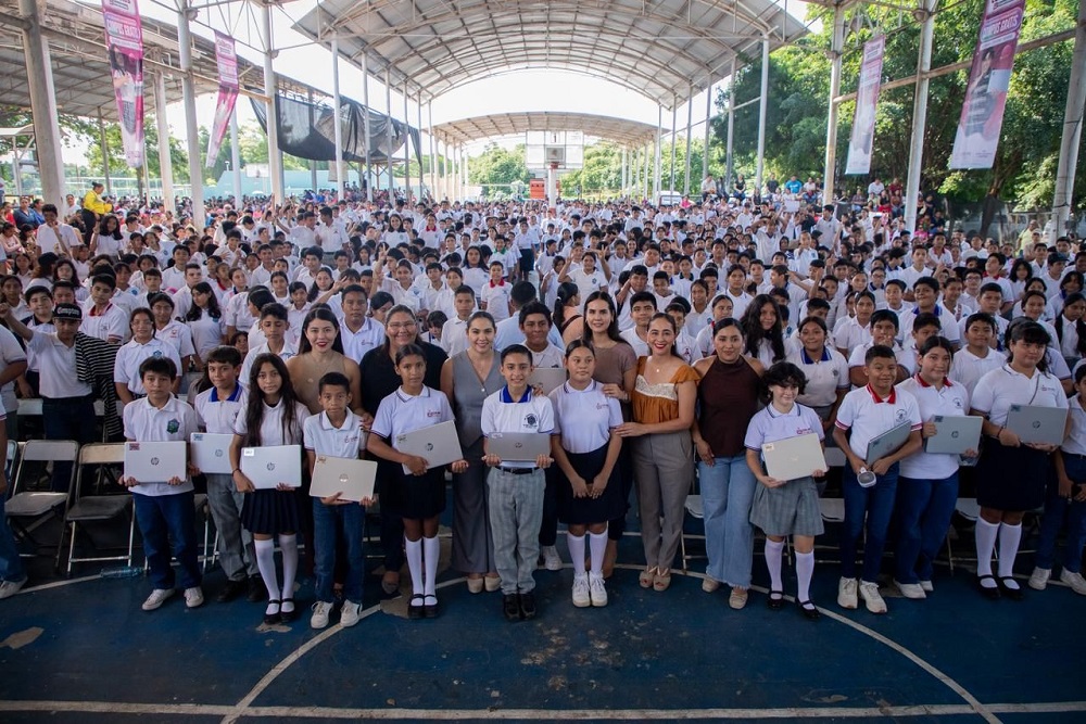 Indira Vizcaíno entrega ColiBecas Computadoras a 2 mil 838 estudiantes de secundaria en Manzanillo