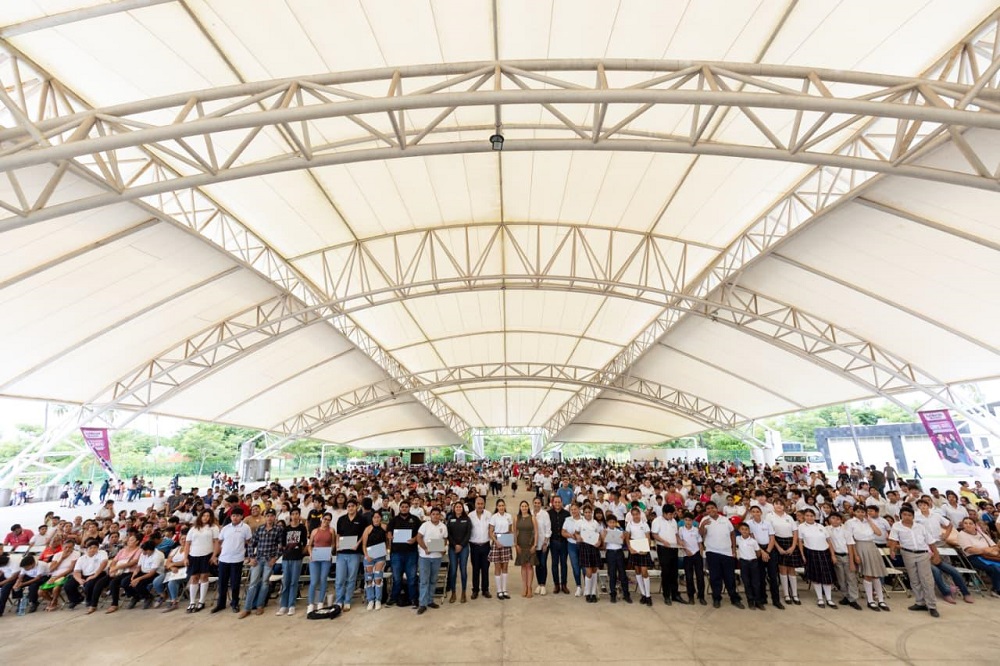 Indira Vizcaíno entregó 2 mil 349 ColiBecas Computadoras a estudiantes de secundaria y nivel profesional en Tecomán
