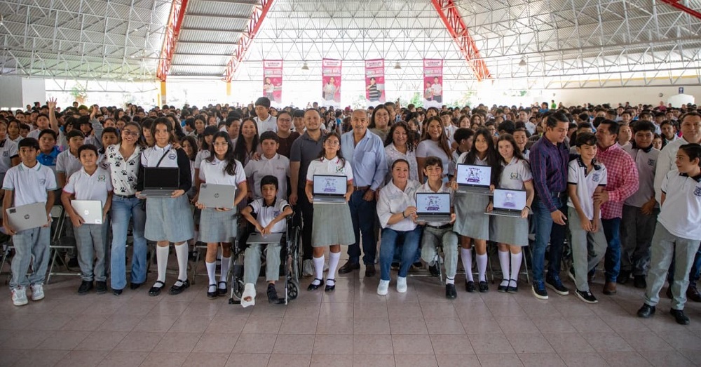 Más de mil 900 estudiantes de secundaria en Villa de Álvarez reciben ColiBecas Computadoras