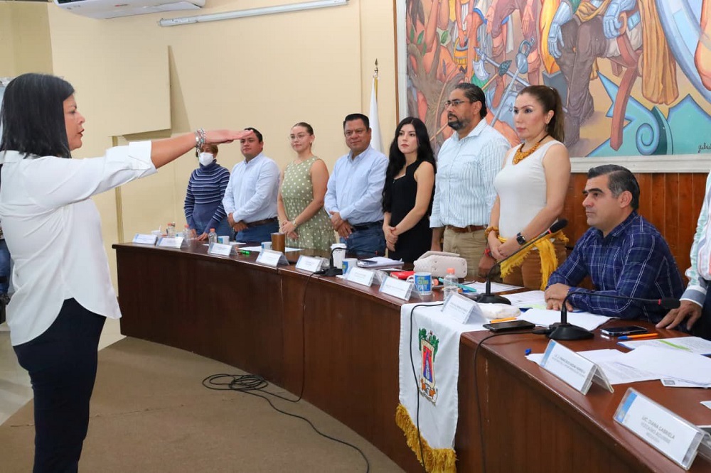 Cabildo de Colima toma protesta como regidora a Nancy Martínez de MC