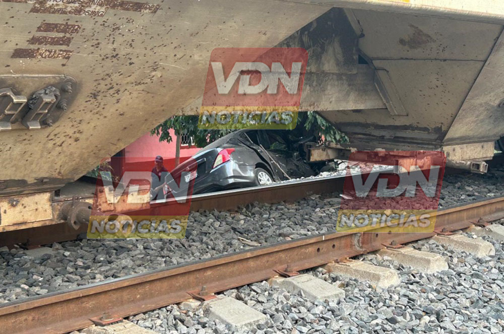 Con lesiones resultan mujer y bebé tras ser arrollado por el tren el vehículo en el que viajaban, en Coquimatlán