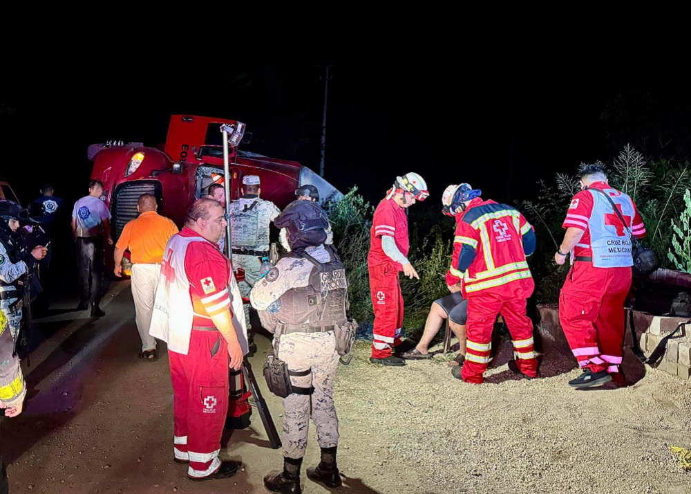 Atienden volcadura de tracto camión en Coquimatlán; una mujer resultó lesionada