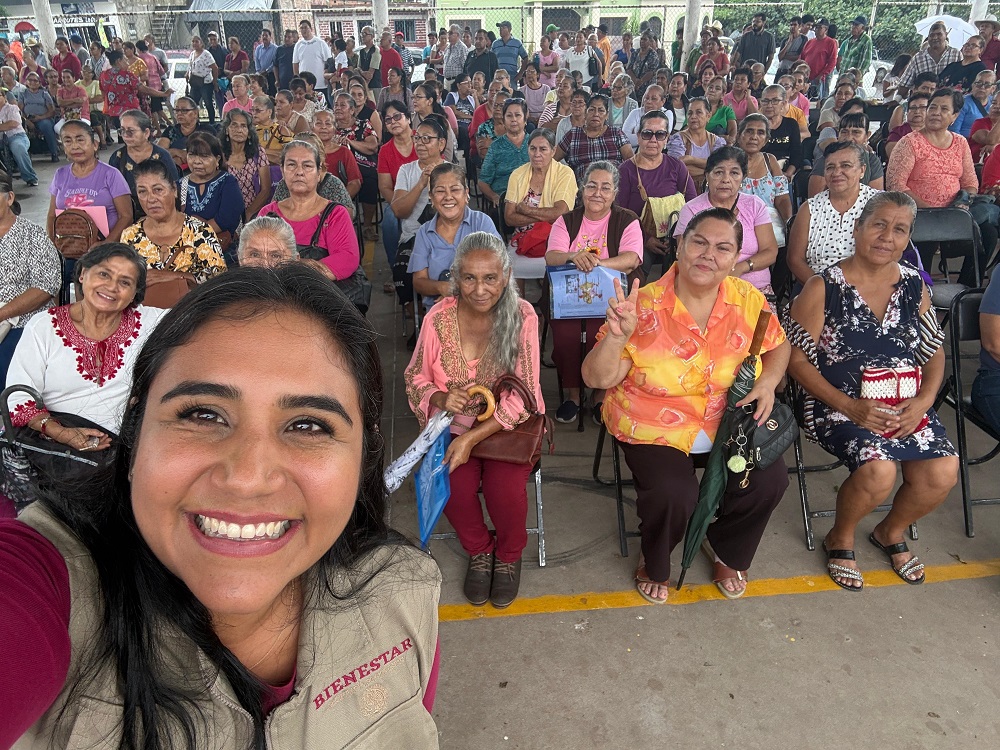 Inicia la entrega de tarjetas bancarias a 11 mil 981 colimenses registradas en agosto a la Pensión Mujeres Bienestar: Rosario Silva
