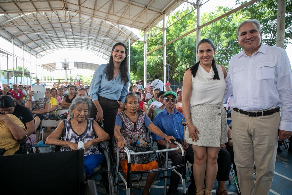 Gobernadora de Colima y titular de Beneficencia Pública federal entregan apoyos a más de 460 personas en Manzanillo