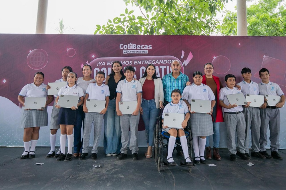 Indira Vizcaíno entrega ColiBecas Computadoras a estudiantes de secundaria en Coquimatlán