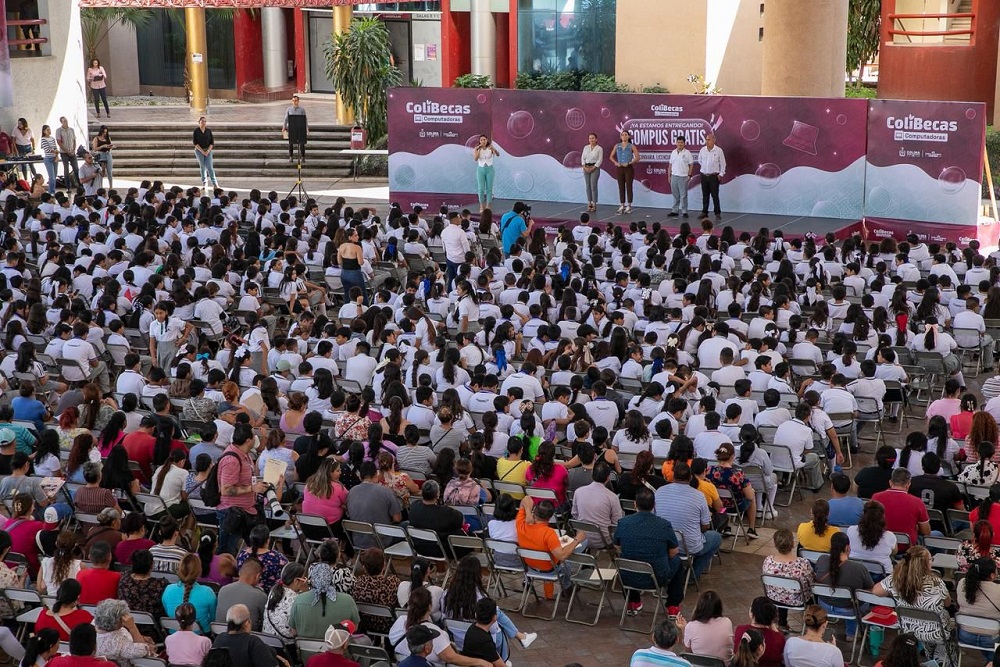Indira Vizcaíno sigue entregando ColiBecas Computadoras; este lunes la reciben más de 2 mil estudiantes del municipio de Colima