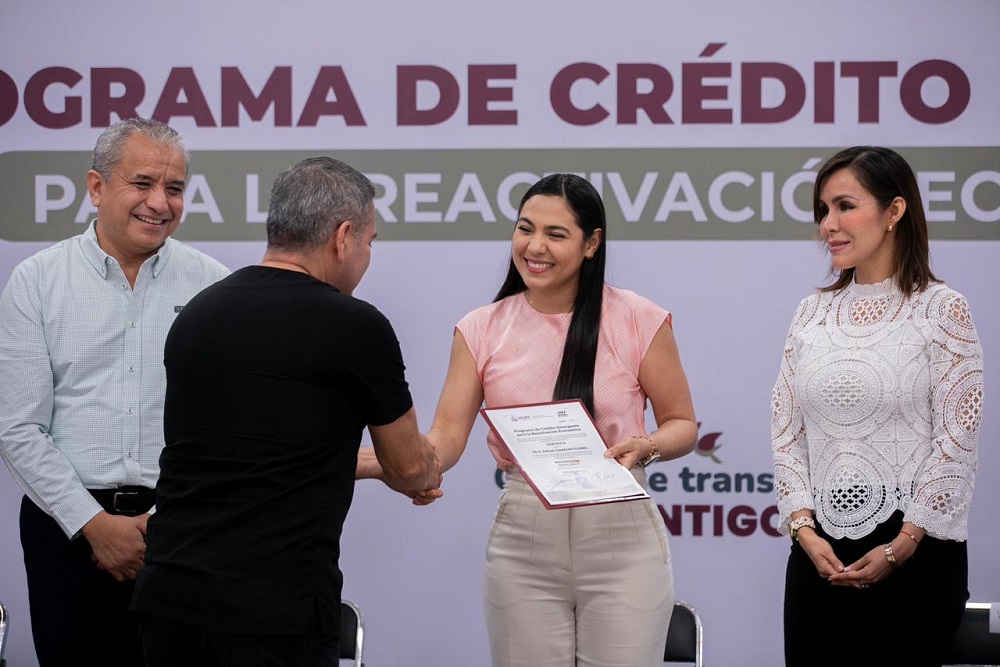 Gobernadora de Colima entregó créditos tasa cero a empresas afectadas por construcción del ‘Arco Norte’