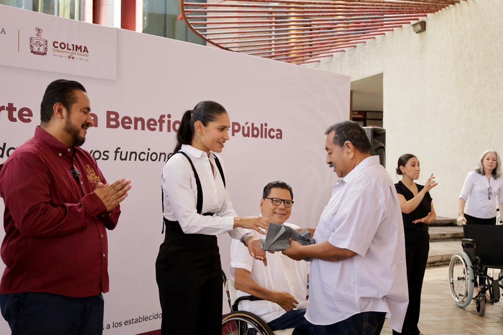 Gobierno del Estado de Colima entrega apoyos a población con discapacidad