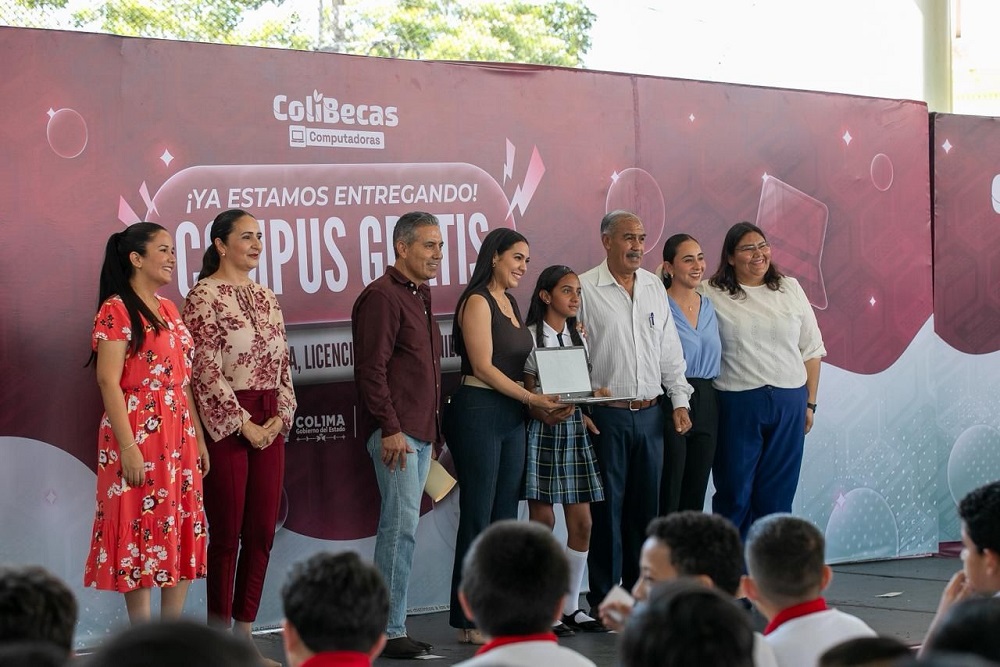Indira Vizcaíno entrega ColiBecas Computadoras a más de 200 estudiantes de secundaria de Minatitlán
