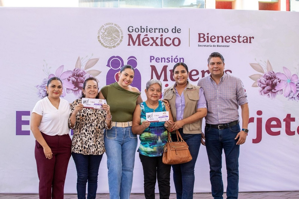 Indira Vizcaíno entregó tarjetas a 700 nuevas beneficiarias de Pensión Mujeres Bienestar en Colima
