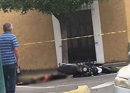 Ejecutan a motociclista en el centro de Colima