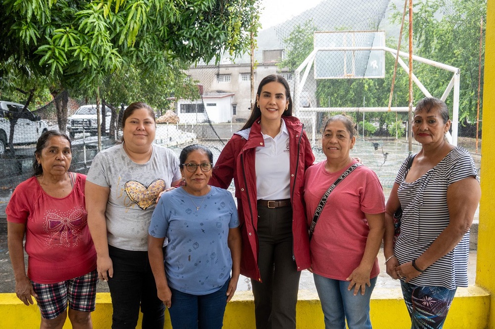 Rosi Bayardo cumple a familias de El Colomo; inicia rehabilitación de la cancha y casa de la cultura ‘20 de Noviembre’